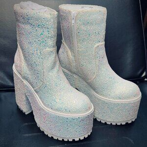 YRU - WHITE KRUSH GLITTER PLATFORM BOOTS - US SIZE 6 -NIB